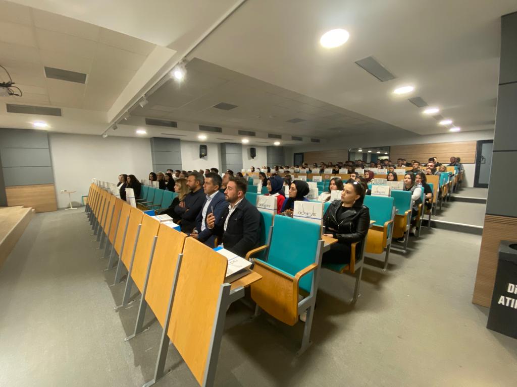 Optisyenlik Programı, 13 Ekim Cuma günü “Yeni Nesil Cam Teknolojileri” başlıklı konferans düzenledi. Etkinliğe konuşmacı olarak katılan ADELLENS Optik Ege Bölge Direktörü Şenol EMERCE,  güncel teknolojiler hakkındaki gelişmeleri öğrencilerimize aktardılar. Moderatörlüğü Öğr. Gör. Neslihan SORGUCU tarafından yapılan etkinlikte, öğrencilerimizin soruları katılımcılar tarafından yanıtlandı.